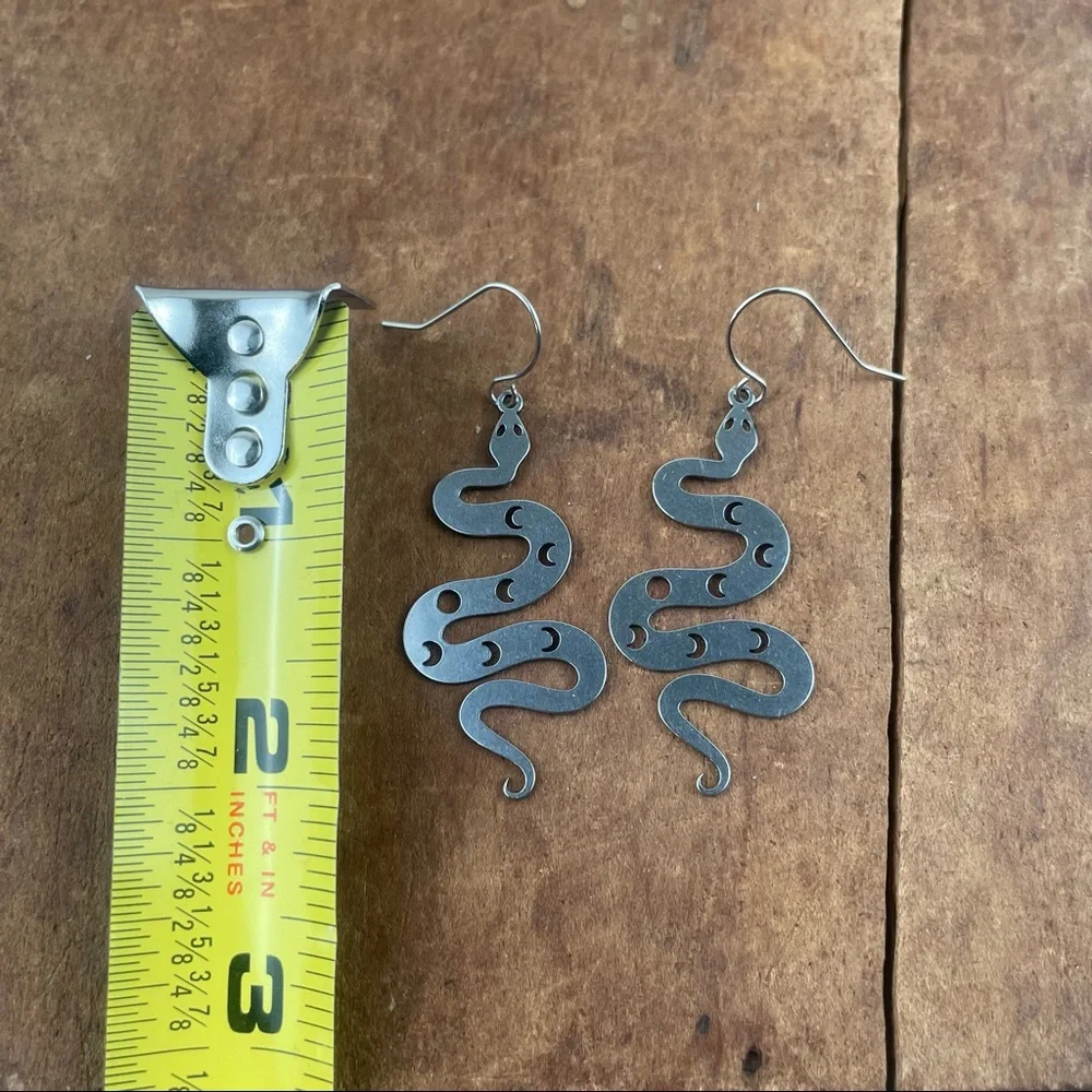 Snake 🐍 cutout charm pendant earrings - Picture 5 of 5